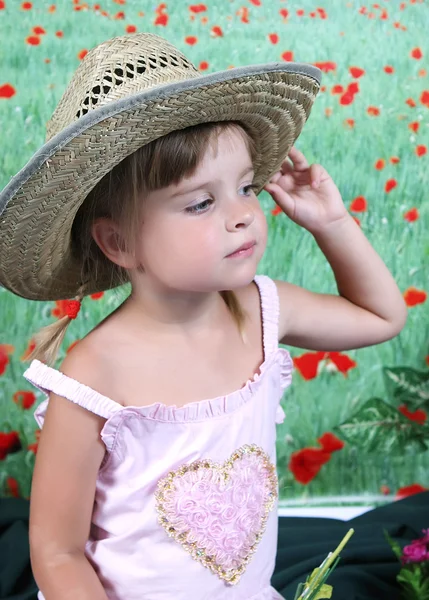 藁帽子の美しい少女の肖像画 — ストック写真