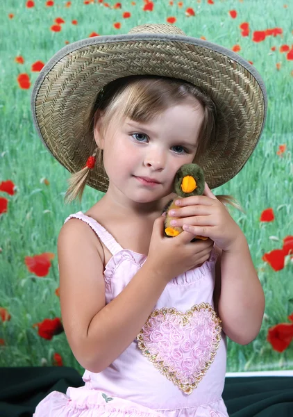 Bir ördek yavrusu ile hasır şapkalı güzel kız — Stok fotoğraf