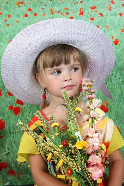 Kır çiçekleri buketi ile şapkalı güzel kız — Stok fotoğraf