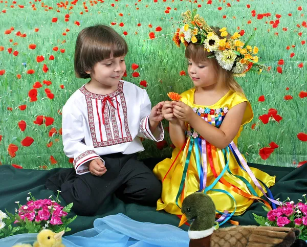 Chłopiec i dziewczynka w tradycyjnych strojach — Zdjęcie stockowe