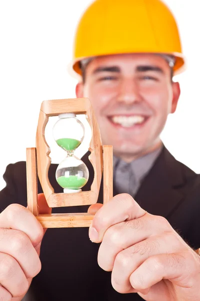 Крупним планом пісочний годинник та інженер — стокове фото