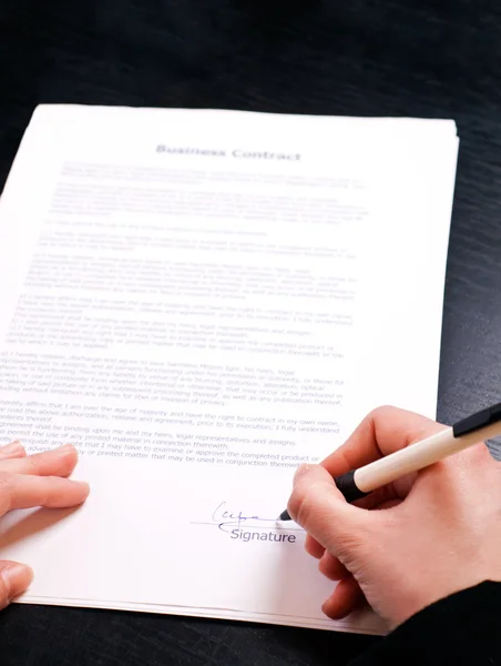 Assinatura de um contrato comercial — Fotografia de Stock