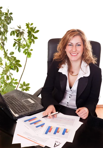 Glad affärskvinna i office — Stockfoto