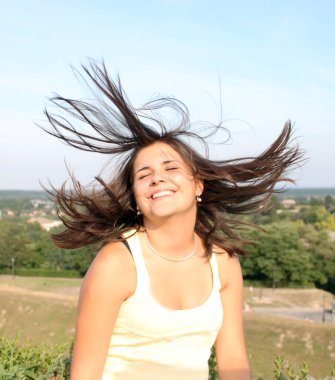 Kız kafasını sallayarak