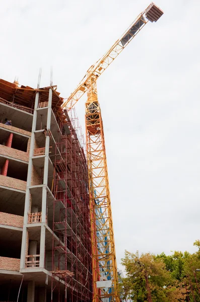 Building with construction crane — Stock Photo, Image