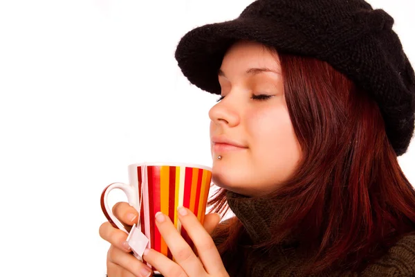 Roztomilá dívka těší v šálku čaje — Stock fotografie