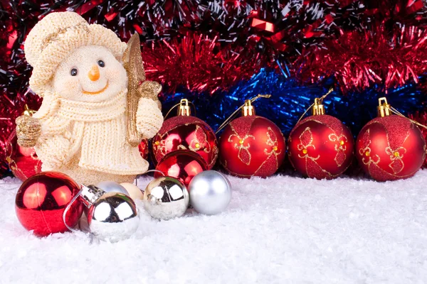 Schneemann und Weihnachtskugeln auf Schnee — Stockfoto