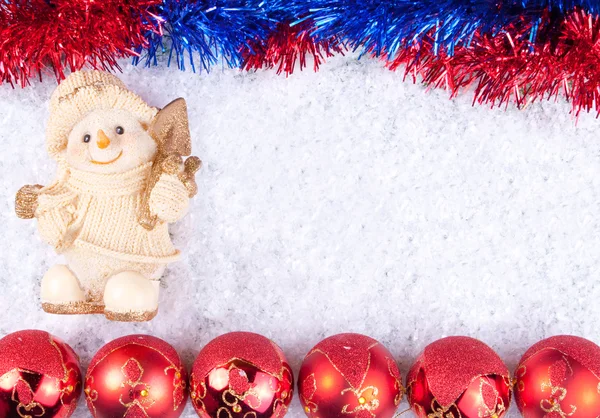 Natal bals e boneco de neve na neve — Fotografia de Stock