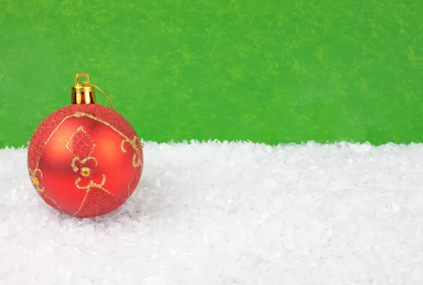 Bola de Navidad en la nieve — Foto de Stock