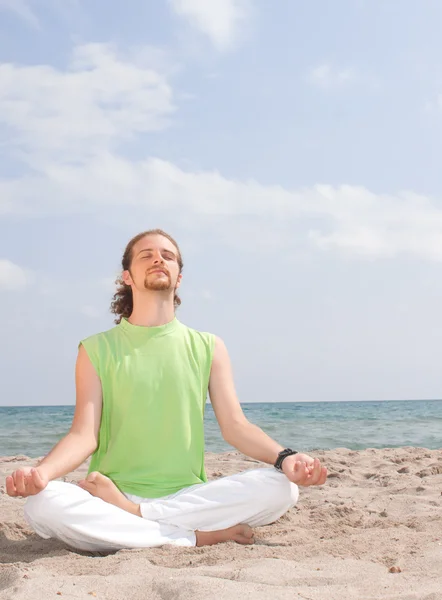 Hombre meditando junto al mar — Foto de Stock