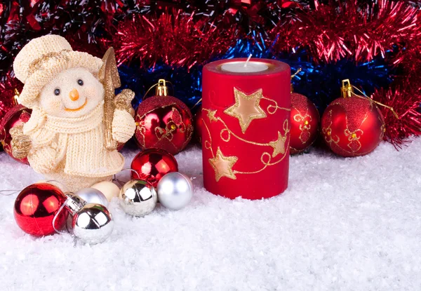 Muñeco de nieve con bolas de Navidad en la nieve — Foto de Stock