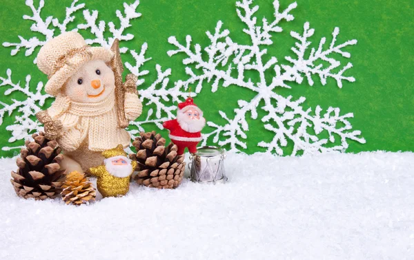 Weihnachtsmann-Figuren und Schneemann — Stockfoto
