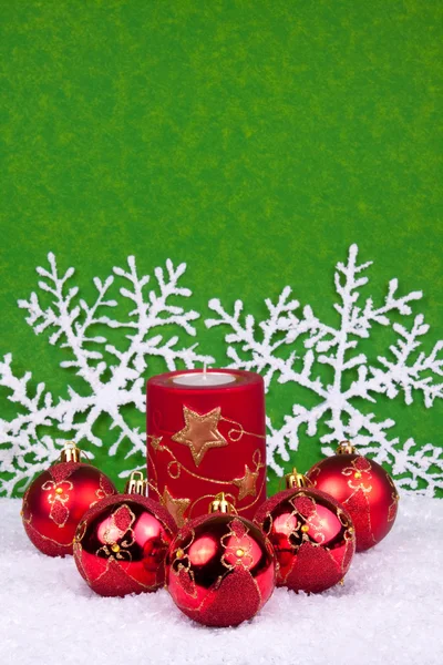 Rote Weihnachtskugeln mit Schneeflocken — Stockfoto