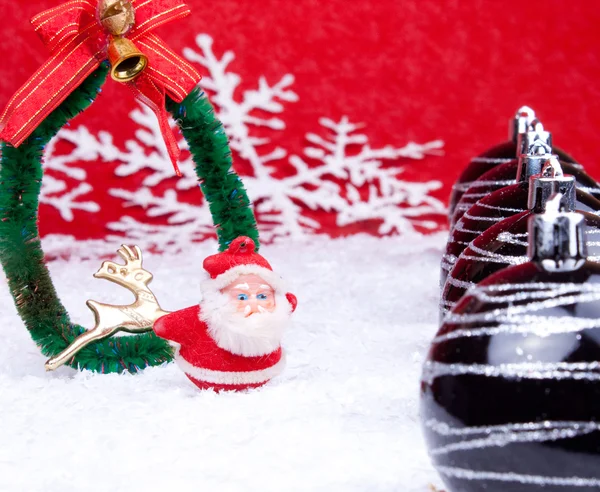 Bolas de Natal e Papai Noel figura — Fotografia de Stock