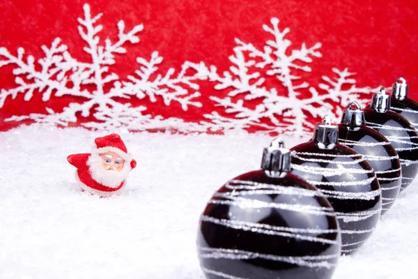 Roter Weihnachtsmann auf rotem Hintergrund — Stockfoto