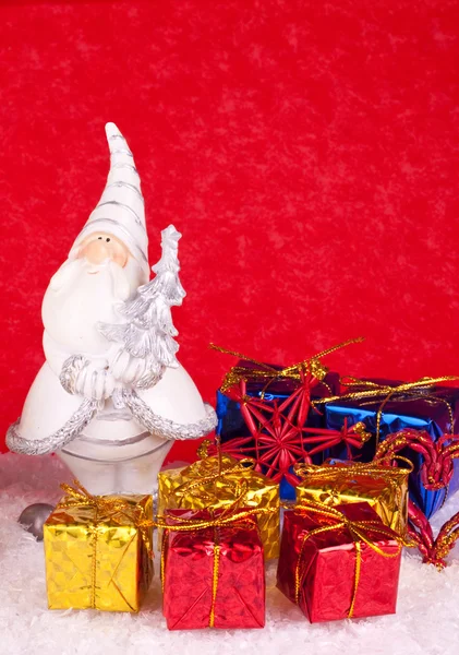 Santa keramiska figur på röd bakgrund — Stockfoto