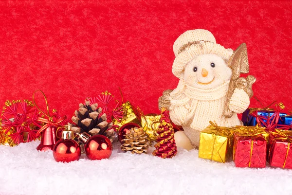 Bonito boneco de neve figura no fundo vermelho — Fotografia de Stock