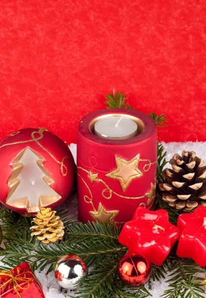 Velas de Natal no fundo vermelho — Fotografia de Stock