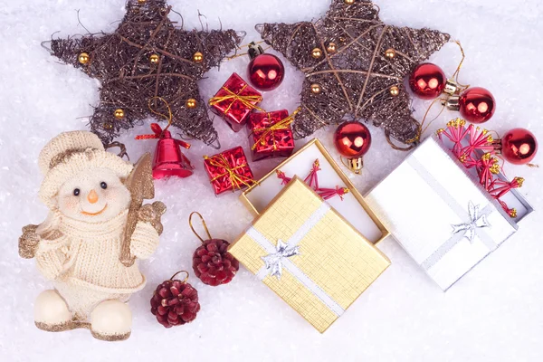 Kerst decoratie op sneeuw — Stockfoto