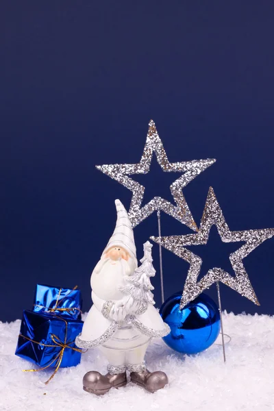 Niedliche Weihnachtsmann-Figur auf blauem Hintergrund — Stockfoto