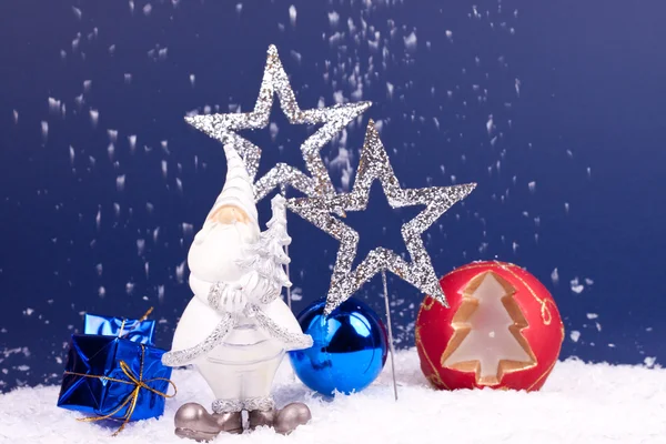 下雪在蓝色背景与圣诞老人 — 图库照片