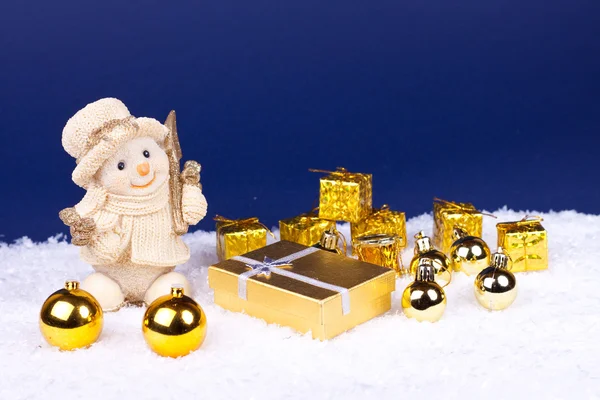 Золотые рождественские украшения на синем фоне — стоковое фото