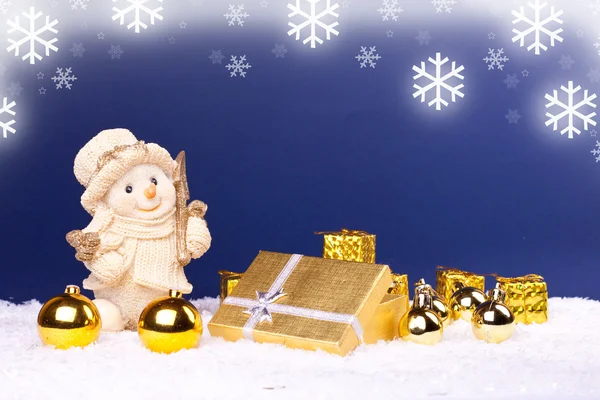 Figura muñeco de nieve y adornos dorados —  Fotos de Stock