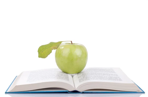 Відкрити книгу і яблуко — стокове фото