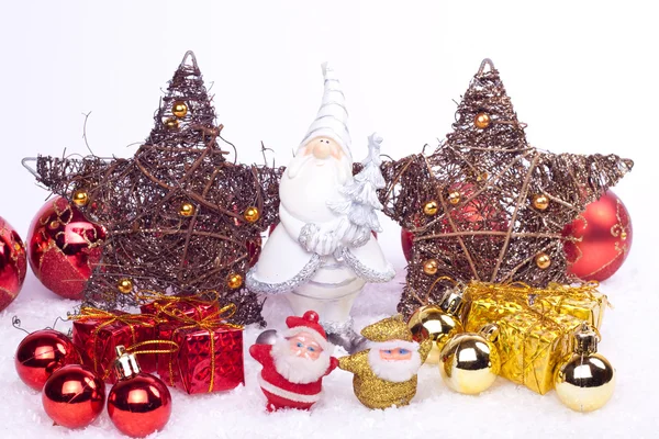 Керамическая фигурка Санты с орнаментами на Рождество — стоковое фото