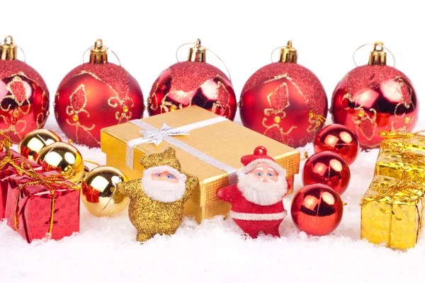 Kar üstünde iki küçük Noel oyuncaklar — Stok fotoğraf