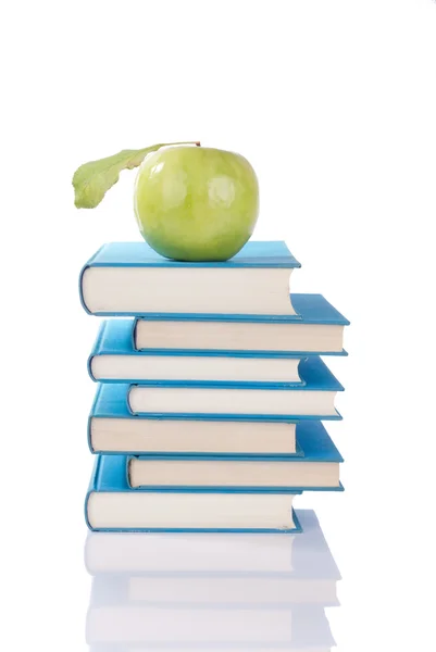 Книги і зелене яблуко — стокове фото