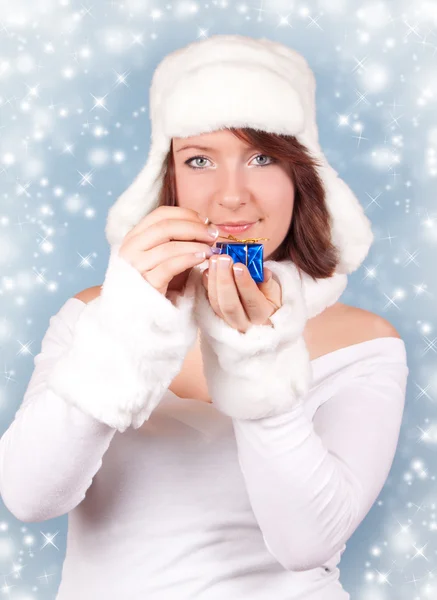 Ragazza di Natale che apre un regalo con fiocchi di neve — Foto Stock