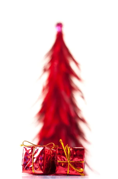 Czerwony drzewo xmas z prezentami — Zdjęcie stockowe