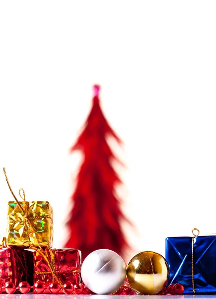 Presentes de Natal e árvore de xmas — Fotografia de Stock