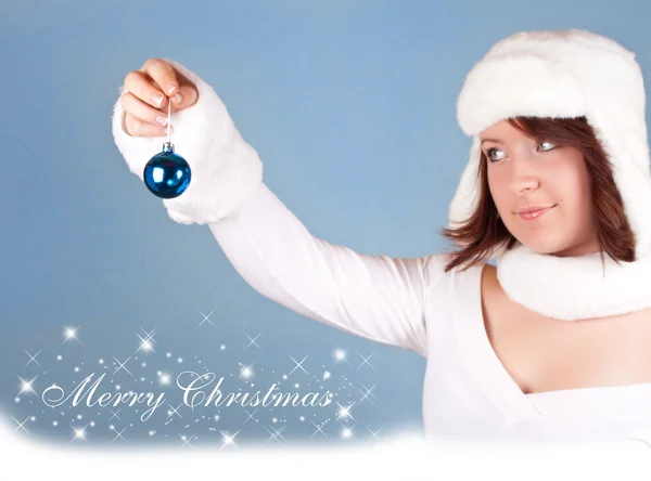 Bílá dívka drží vánoční kouli — Stock fotografie