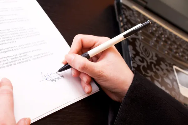 Ondertekening van een bedrijfsdocument — Stockfoto