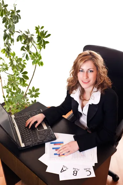 Ofisinde oturup iş kadını — Stok fotoğraf