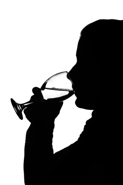 一个喝酒的女人的剪影 — 图库照片