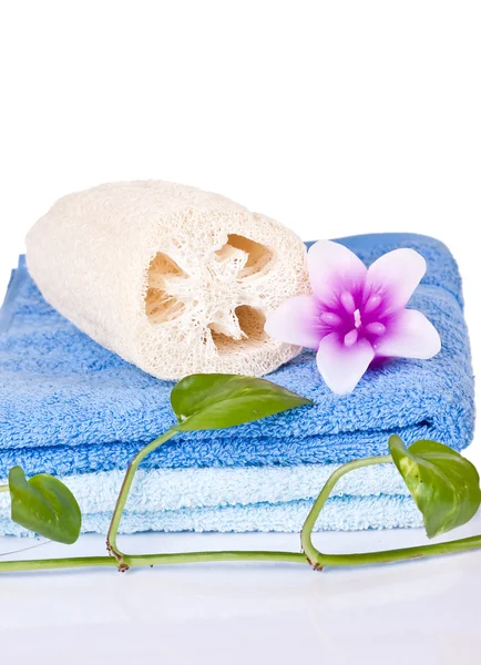 Loofah, candle and towel — Stock Photo, Image