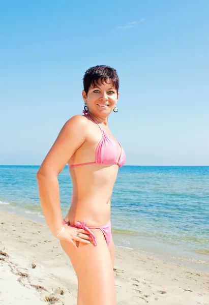 Giovane ragazza in bikini sulla spiaggia — Foto Stock