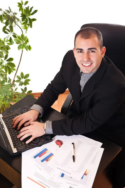 Empresário digitando no laptop no escritório — Fotografia de Stock