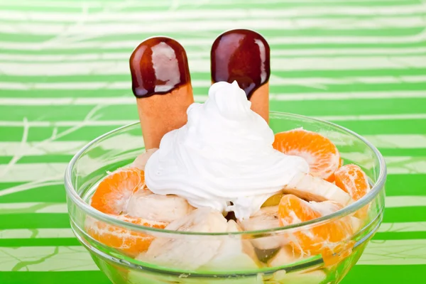 Dondurma, meyve ve buscuit — Stok fotoğraf