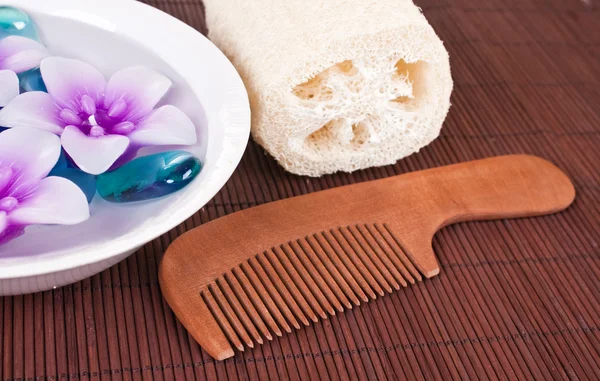 Candles , comb and loofah — Stock Photo, Image