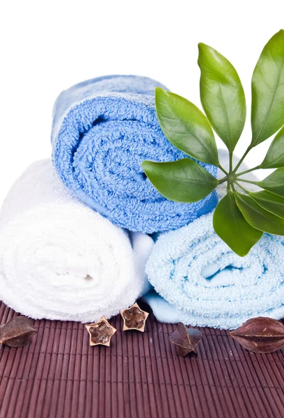 Белые и синие полотенца — стоковое фото