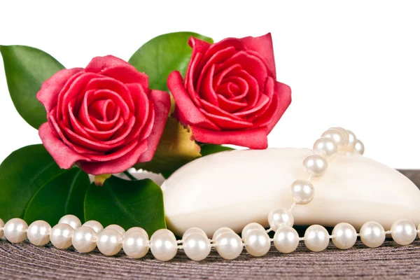 Jabón decorado con rosas rojas y perlas —  Fotos de Stock