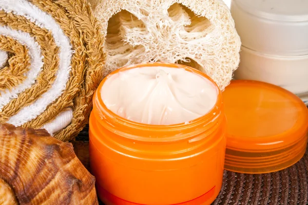 Крупный план крема в оранжевой трубке — стоковое фото