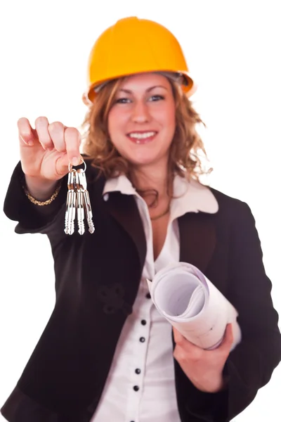 Arquiteto mulher dando chaves — Fotografia de Stock