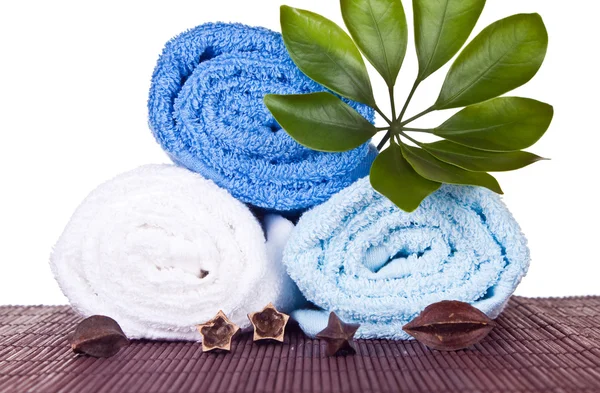Wit en blauw handdoeken gevouwen op mat — Stockfoto