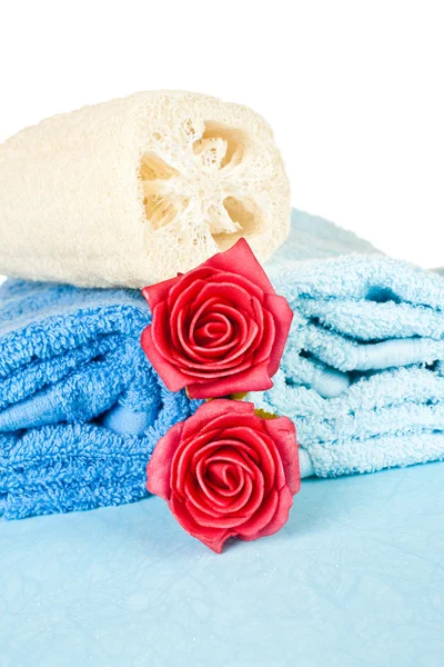 Handdoeken, rozen en loofa — Stockfoto