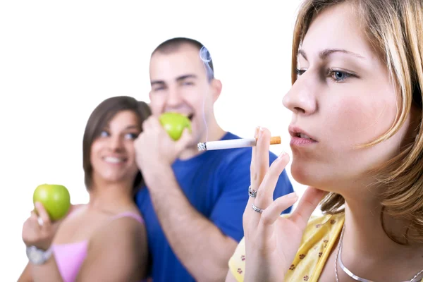 女性喫煙葉巻 — ストック写真